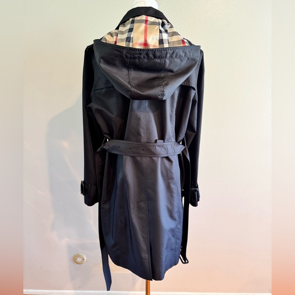 Burberry Black Coat with Detachable Hood and Belt - Picture 3 of 17